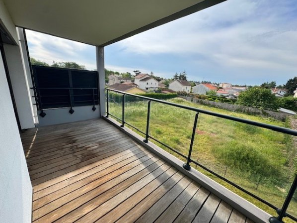 FEURS- APPARTEMENT T3 AVEC GARAGE